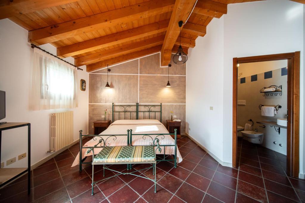 Postel nebo postele na pokoji v ubytování Agriturismo San Bartolomeo