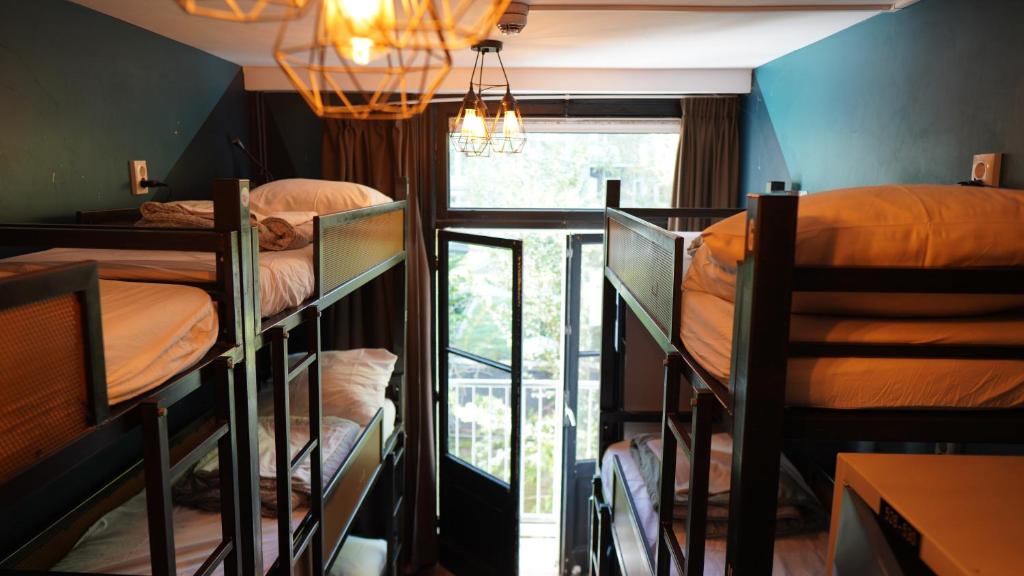 Ein Bett oder Betten in einem Zimmer der Unterkunft Onefam Amstel