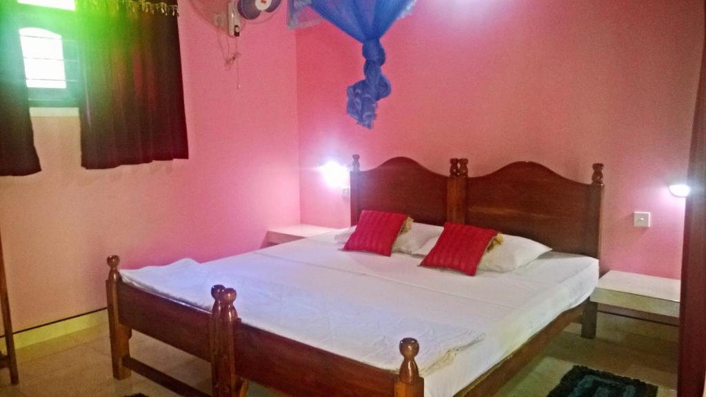 Postel nebo postele na pokoji v ubytování Sigiri Holiday Inn