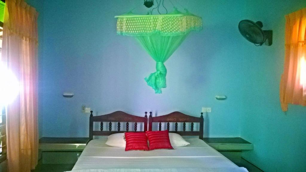 Postel nebo postele na pokoji v ubytování Sigiri Holiday Inn