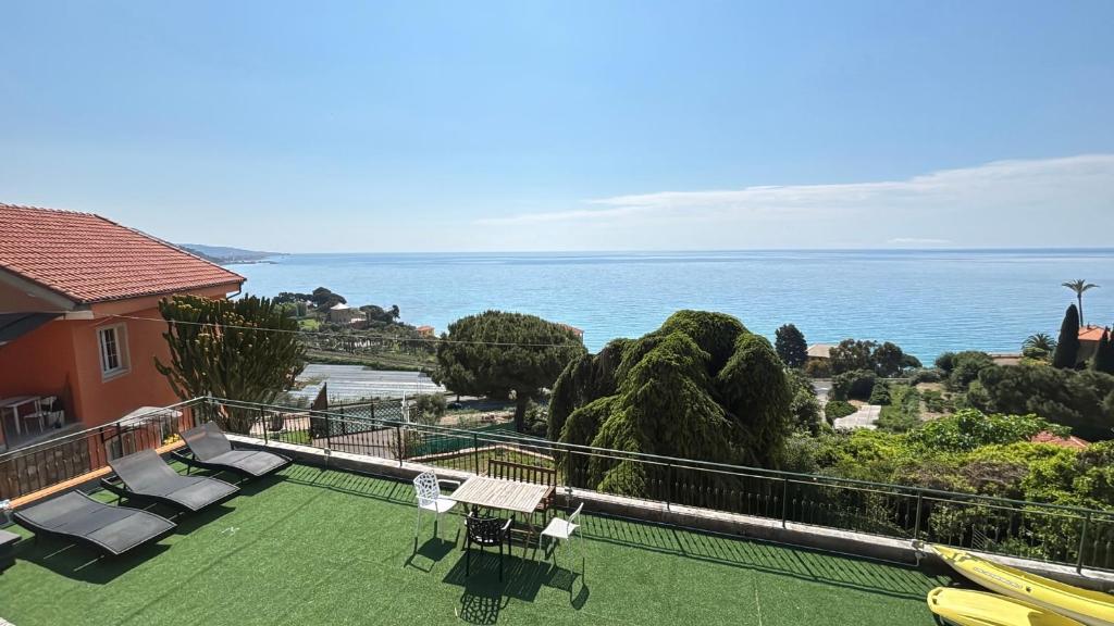a house with a balcony with a view of the ocean at Il giardino del mare in Ventimiglia