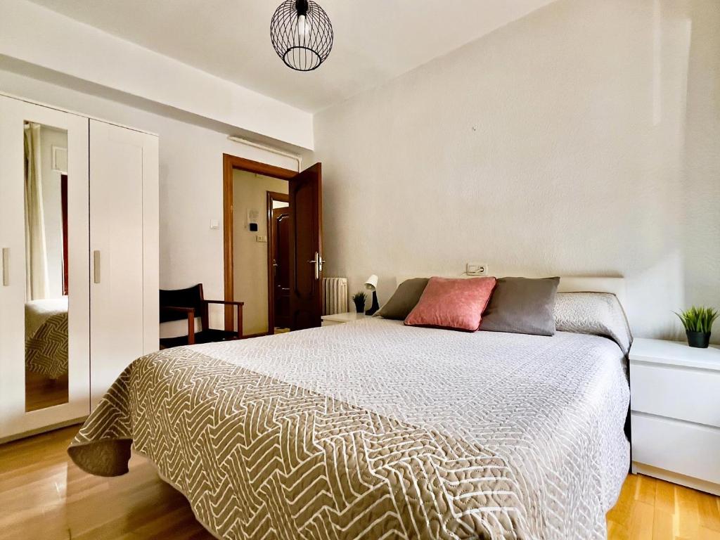 Una cama o camas en una habitación de Housing León Daoiz y Velarde