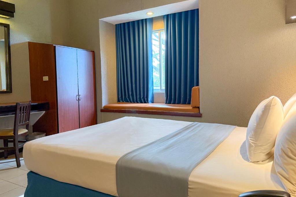 Postel nebo postele na pokoji v ubytování Microtel by Wyndham Eagle Ridge