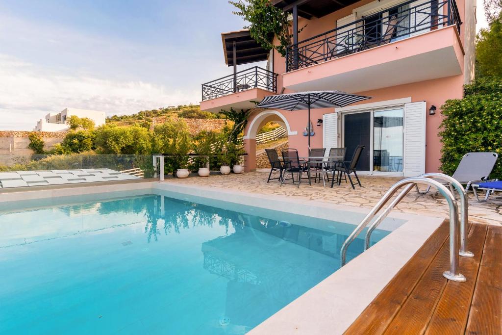 Bazén v ubytovaní Coastal Paradise Found - Komis' Private Pool Retreat alebo v jeho blízkosti