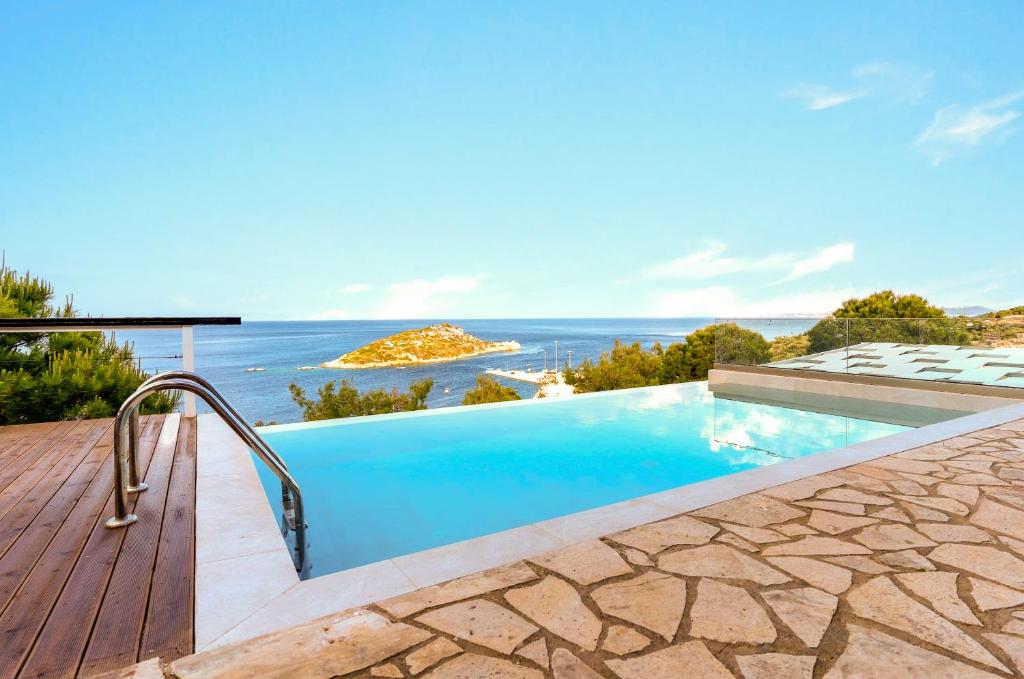 Bazén v ubytovaní Coastal Paradise Found - Komis' Private Pool Retreat alebo v jeho blízkosti