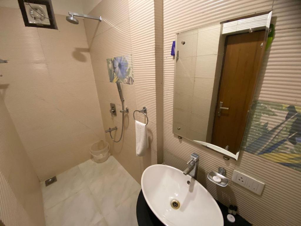 Koupelna v ubytování Sukhmantra Resort & Spa - Candolim Goa