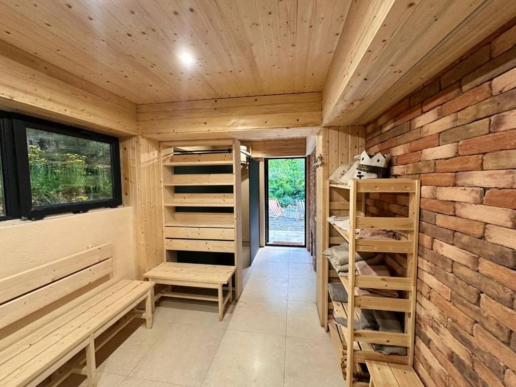 Palanda nebo palandy na pokoji v ubytování The Nest Guesthouse - Vanadzor