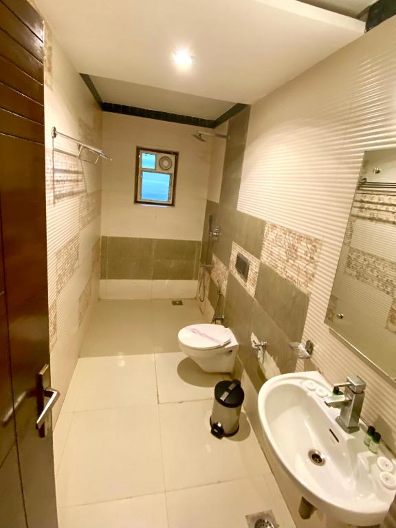 Koupelna v ubytování Sukhmantra Resort & Spa - Candolim Goa