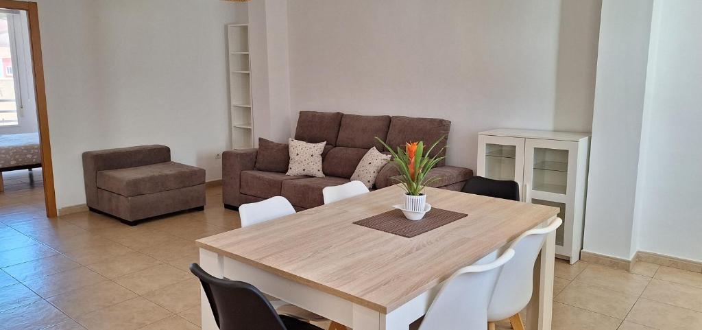 a living room with a table and a couch at Apartamento Cervantes in Benetúser
