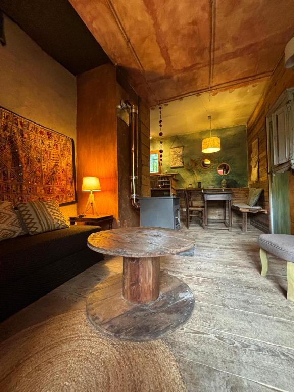 un salon avec une table et un canapé dans l'établissement Le Jardin, à Rennes-les-Bains