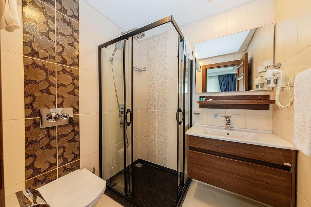 A bathroom at Aristocrat Hotel
