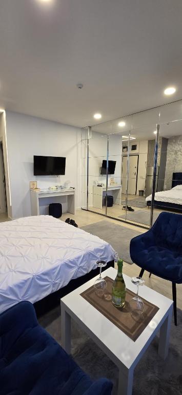 a bedroom with a bed and a table with glasses on it at Mamaia Nord - Studio in Mamaia