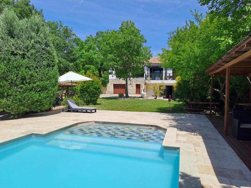 une piscine dans une cour avec une maison dans l'établissement Villa Aix-en-Provence, à Aix-en-Provence