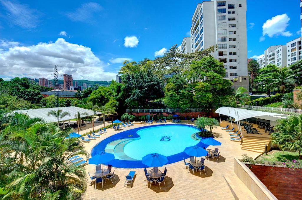 an overhead view of a pool with umbrellas and chairs at Hotel Dann Carlton Medellín in Medellín