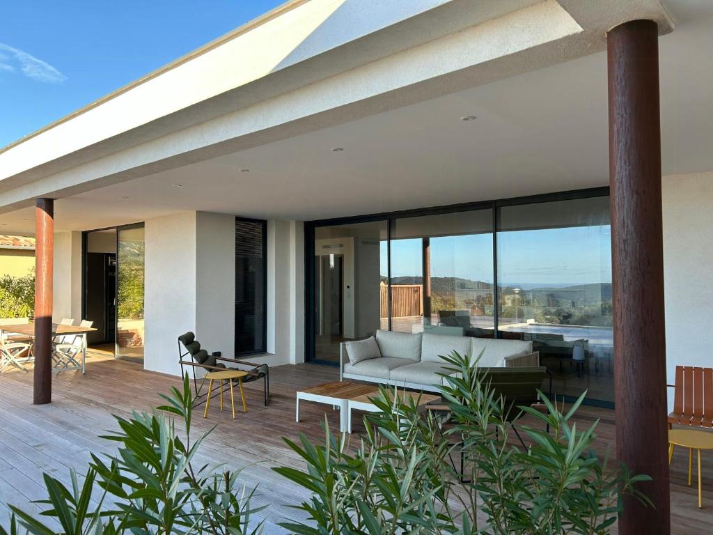 Contemporary Villa In Southern Corsica, Monacia-d'Aullène (precios ...