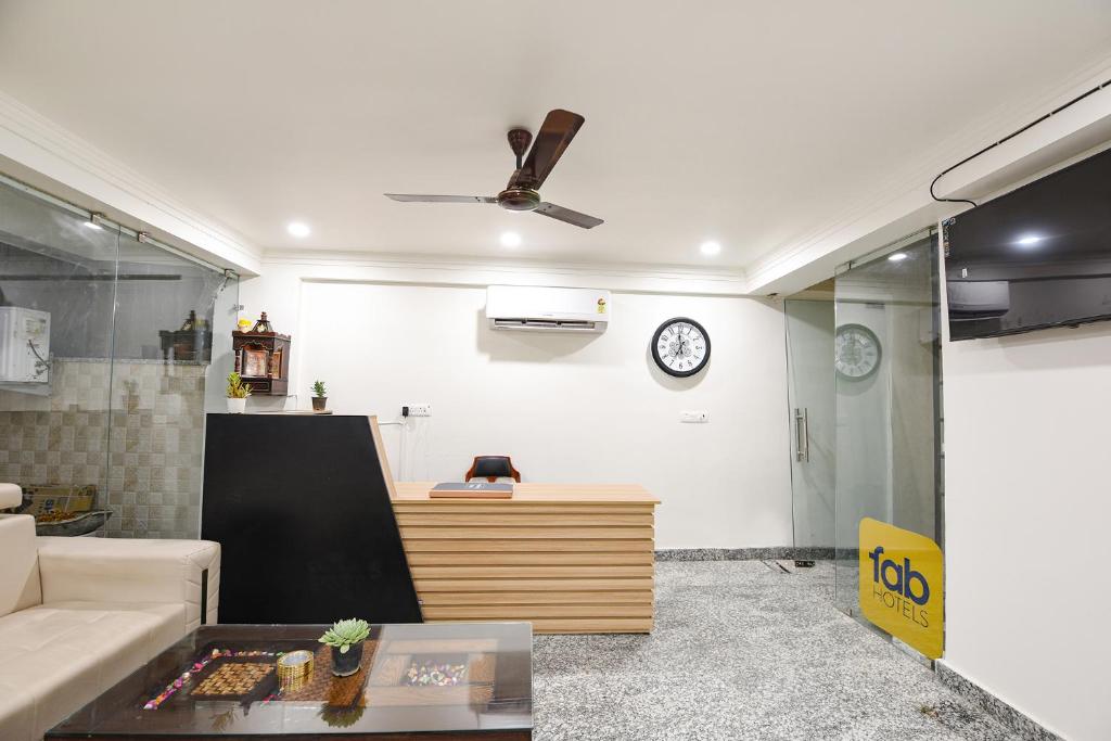 TV a/nebo společenská místnost v ubytování FabHotel RC 57