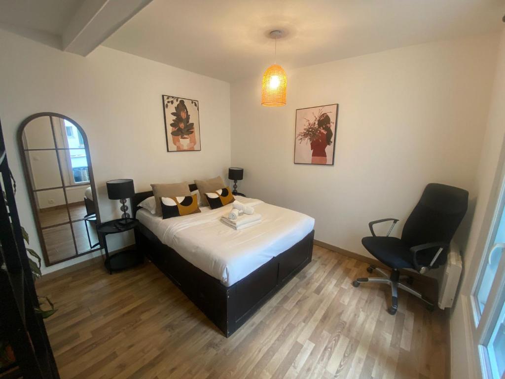 une chambre avec un lit et une chaise dedans dans l'établissement Jolie 2 pieces metro voltaire - Paris 11 - 2P, à Paris