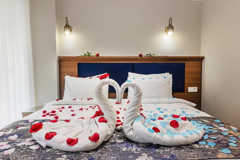 A bed or beds in a room at Aristocrat Hotel