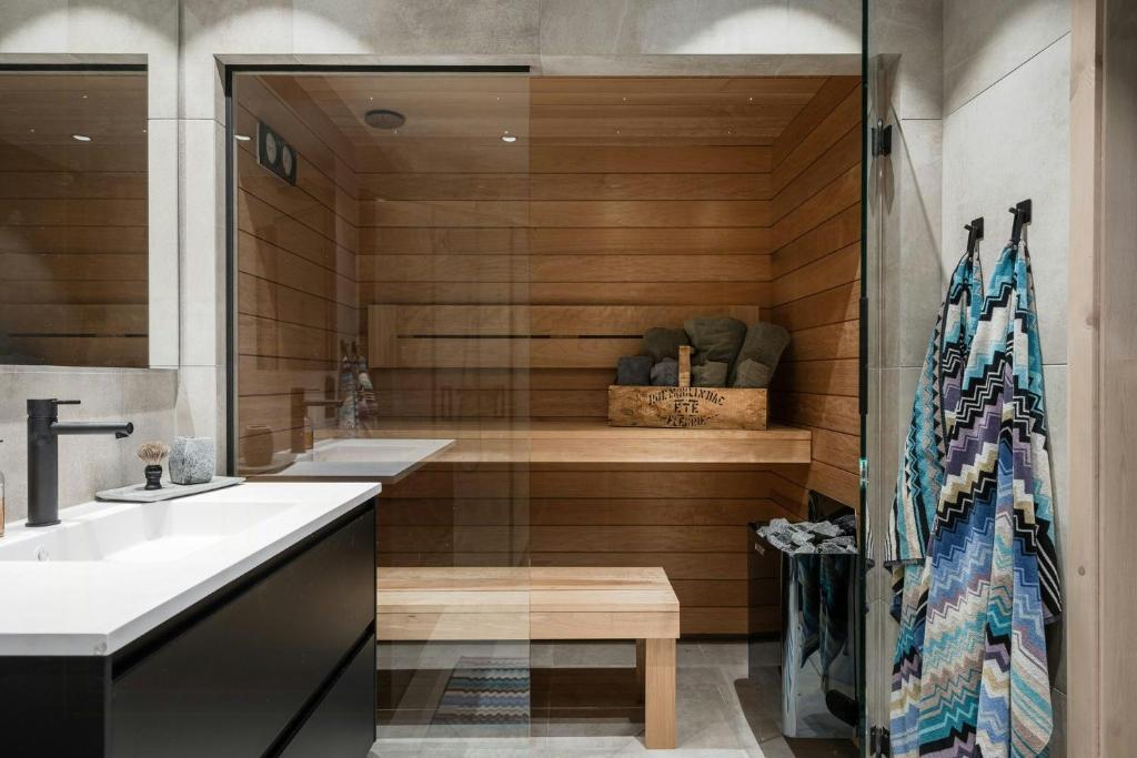 a bathroom with two sinks and wooden walls at Modern Top Floor Apartment By Kvitfjell Ski Resort in Favang