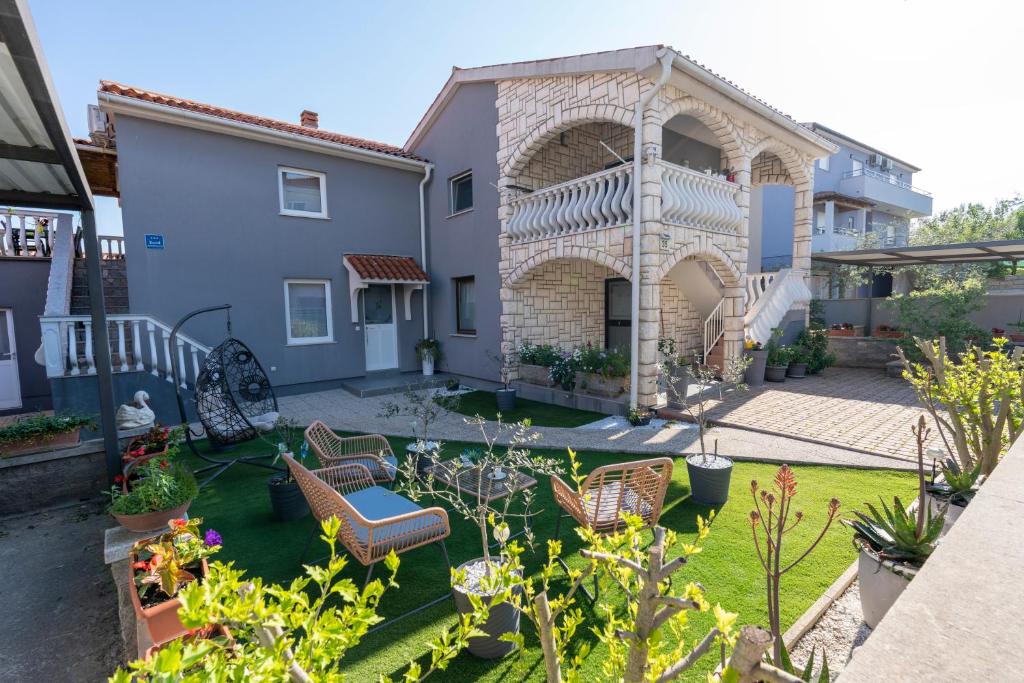 widok na dom z ogródkiem w obiekcie Apartments LIMIA w Puli