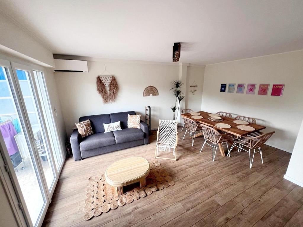 un salon avec une table et un canapé dans l'établissement 3 pièces au centre de Juan les Pins, à Juan-les-Pins
