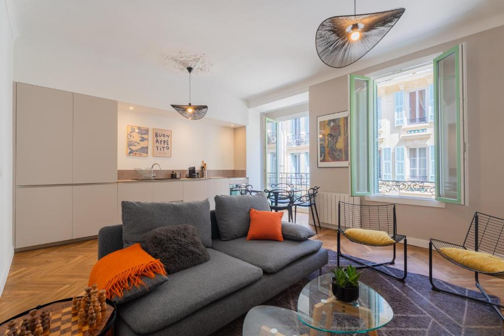 un salon avec un canapé et une table dans l'établissement Charme et confort - centre ville de Nice, à Nice