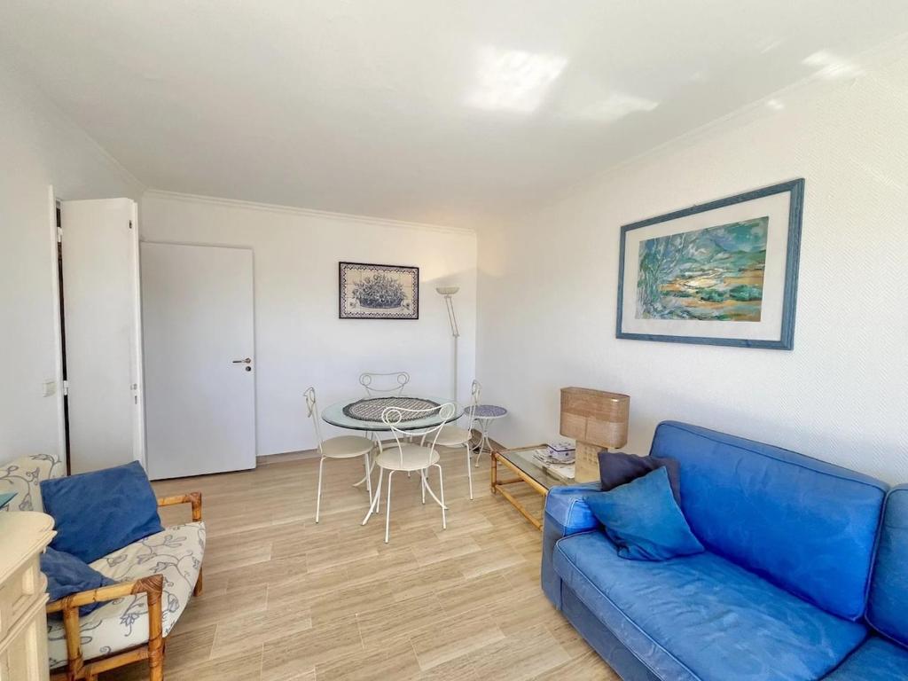 un salon avec un canapé bleu et une table dans l'établissement 3P Bright in Palm Beach, à Cannes