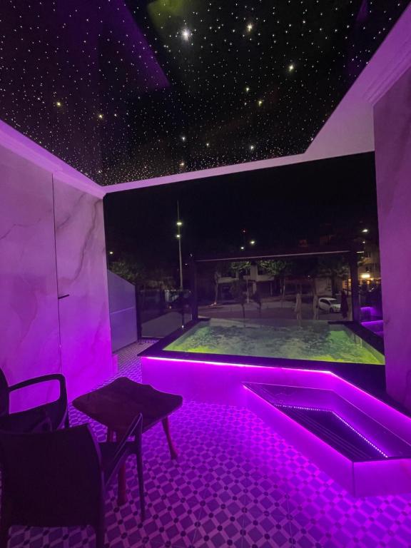 Bazén v ubytování Vila One Beach Hotel nebo v jeho okolí