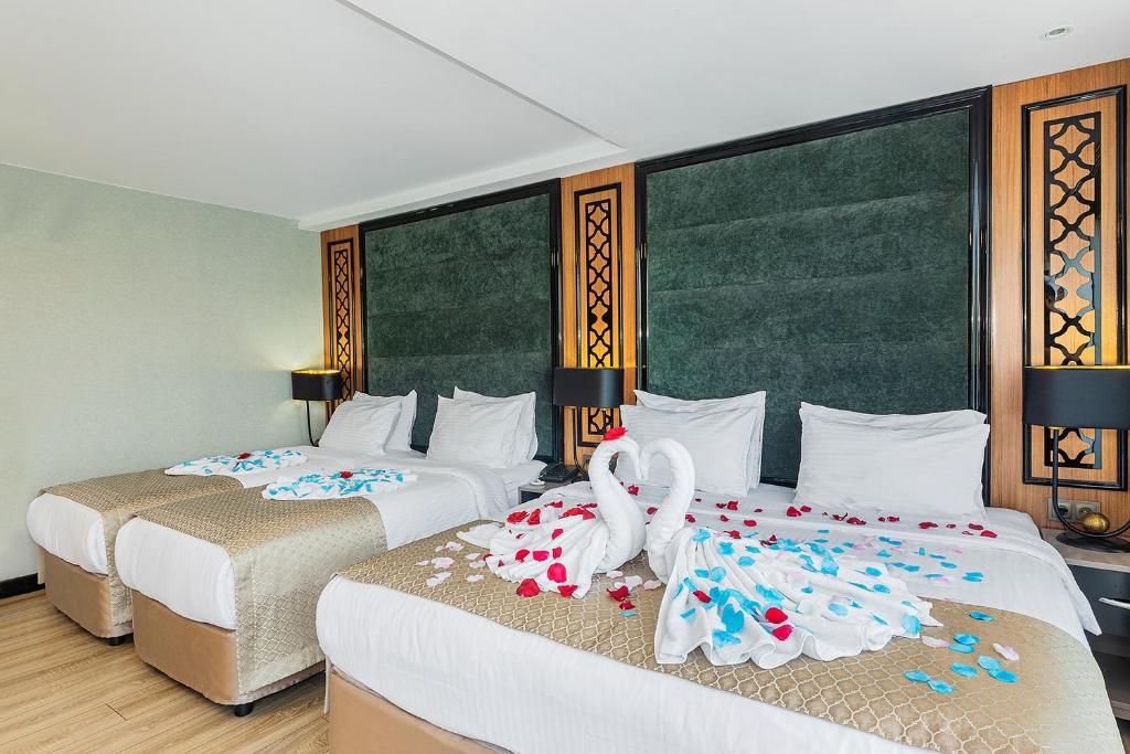 A bed or beds in a room at Aristocrat Hotel
