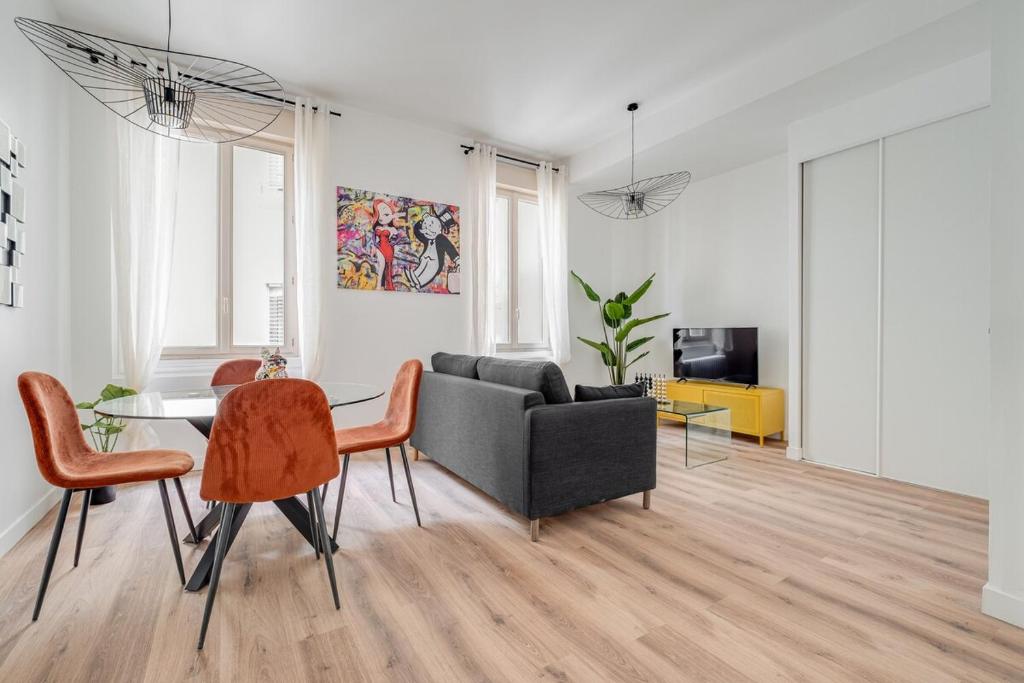 un salon avec un canapé et une table dans l'établissement Appartement lumineux avec salle de sport, Centre, à Saint-Étienne