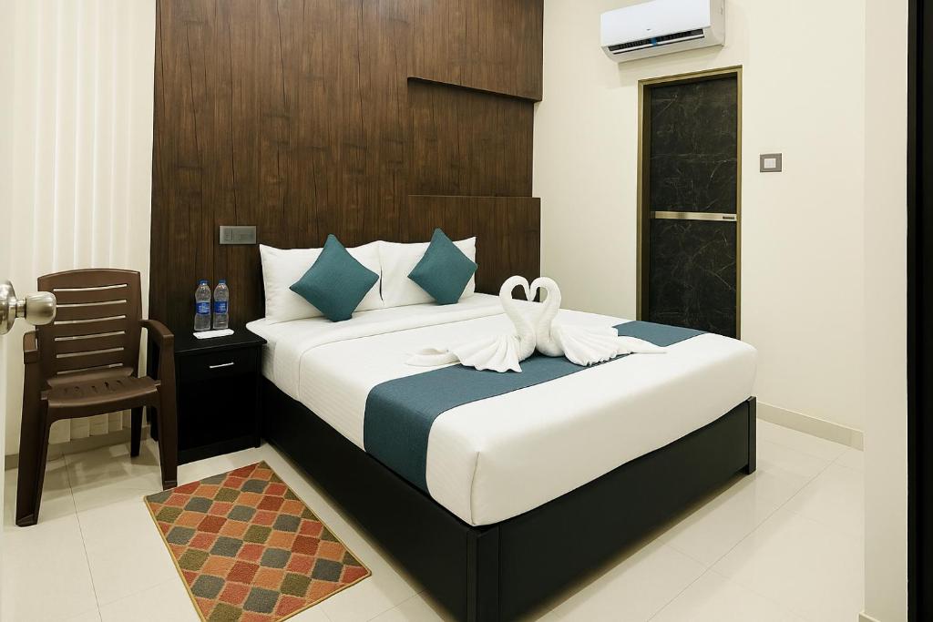 Postel nebo postele na pokoji v ubytování Hotel Rajnandani Palace Ayodhya By IQ Hotels - A Regal Stay Just Steps from Ram Mandir