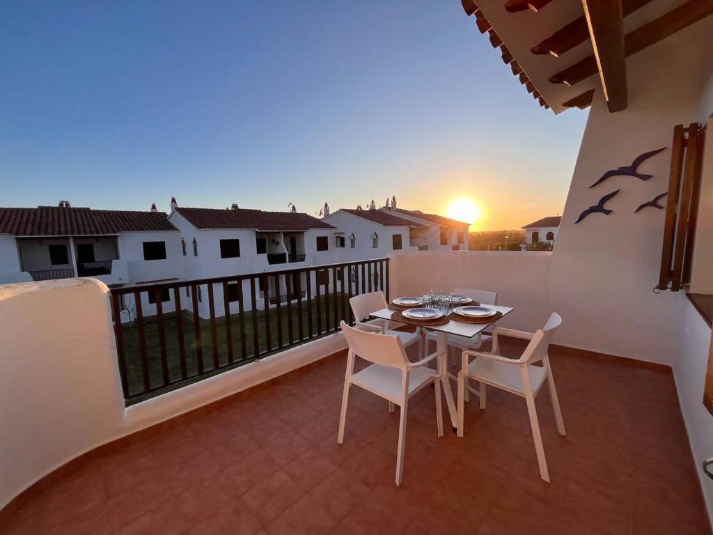 a patio with a table and chairs on a balcony at Apartamento La Gavina in Son Bou