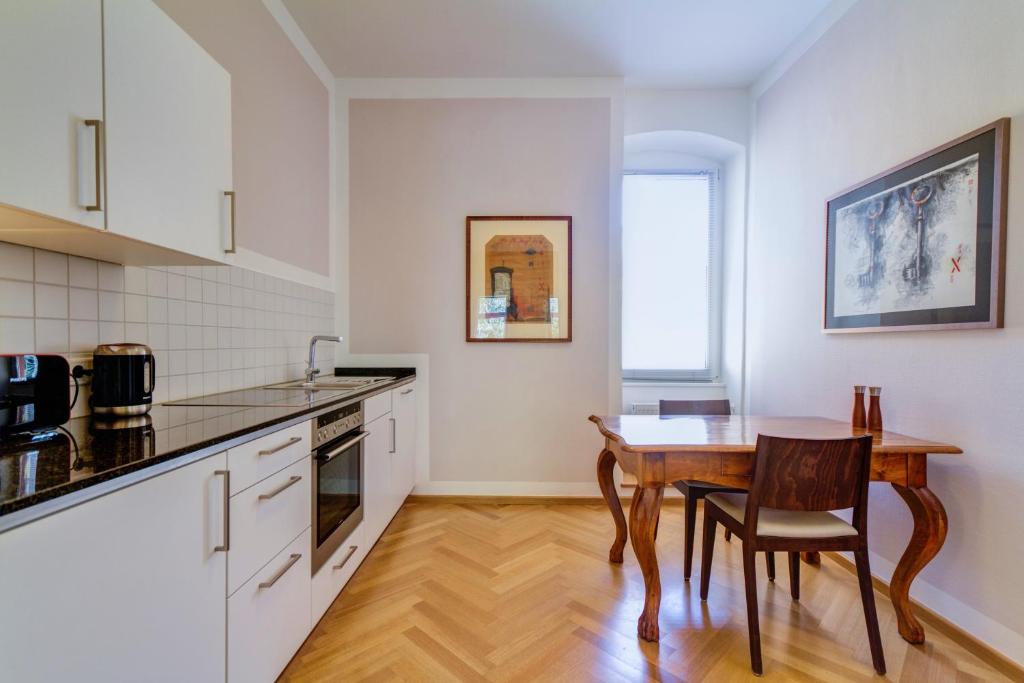 Kuchyň nebo kuchyňský kout v ubytování Qube Hotel Bergheim
