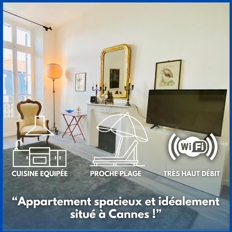 Il comprend un salon doté d'une télévision à écran plat et d'une table de télévision. dans l'établissement Cozy 2 bedroom apartment in the centre of Cannes near the CROISETTE, à Cannes