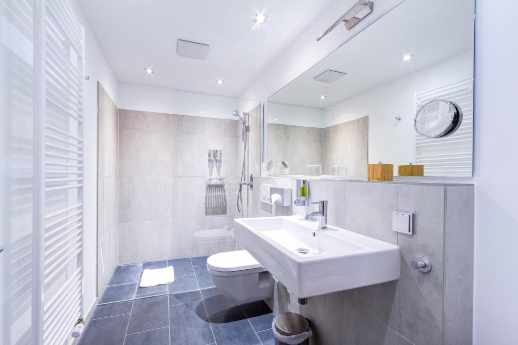 Koupelna v ubytování Qube Hotel Bergheim