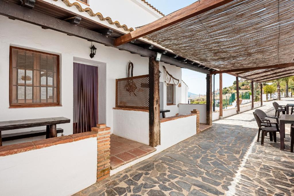un patio di una casa con tavolo e sedie di La Cuadra a Málaga