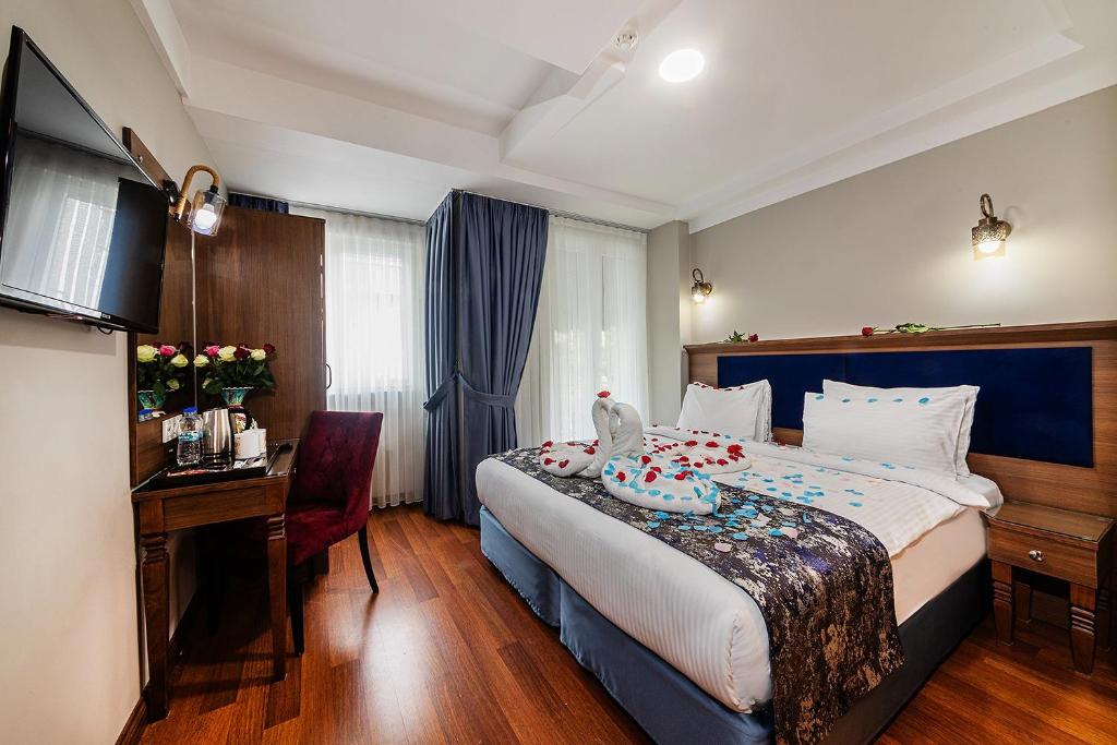 A bed or beds in a room at Aristocrat Hotel