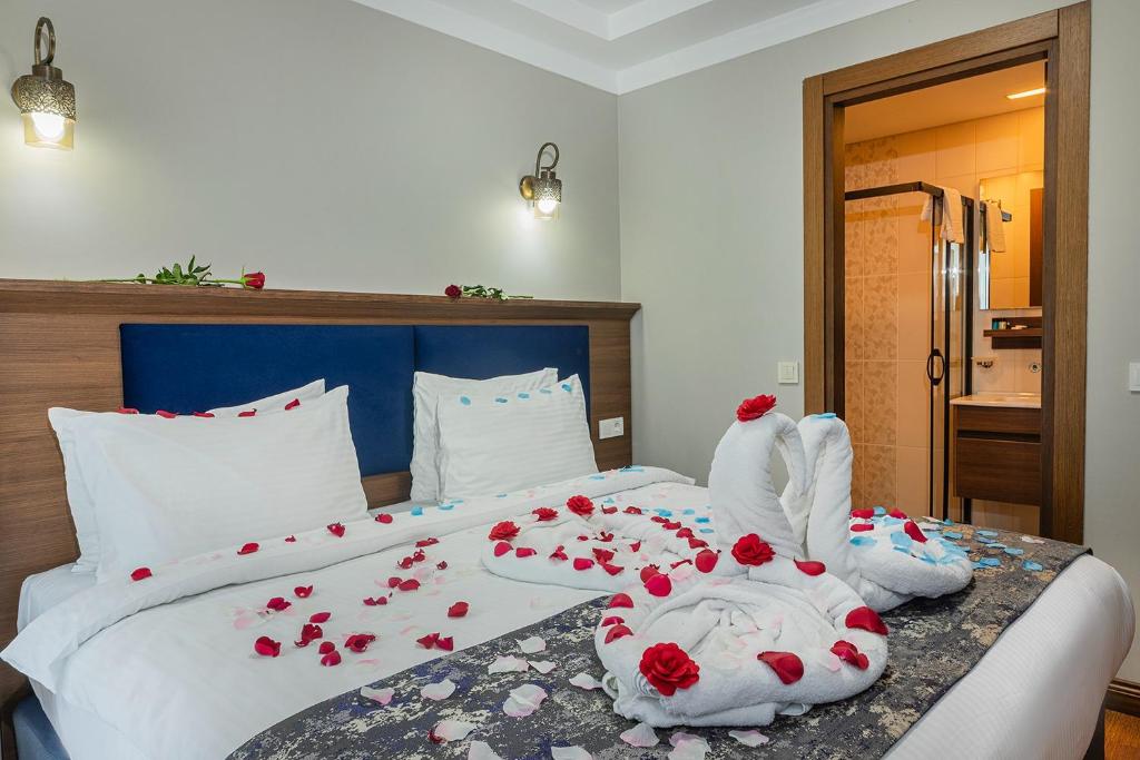 A bed or beds in a room at Aristocrat Hotel