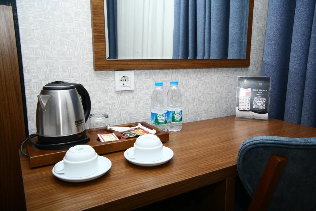 Příslušenství pro přípravu čaje a kávy v ubytování BUKAVİYYE HOTEL