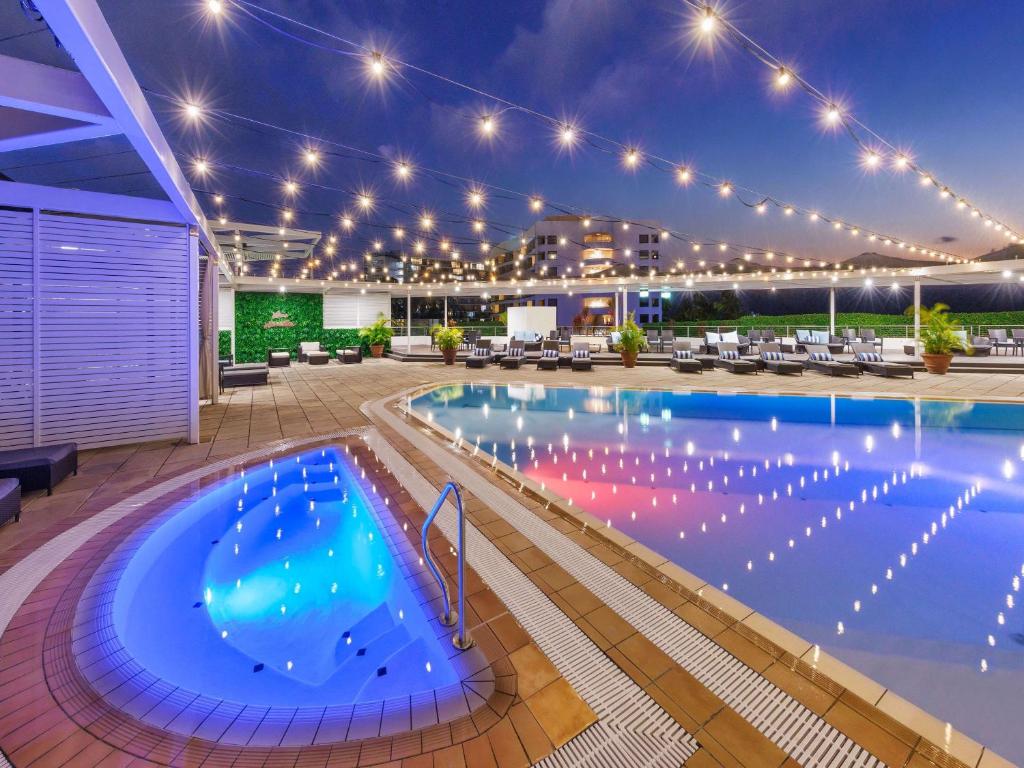 Bazén v ubytování Pullman Reef Hotel Casino nebo v jeho okolí