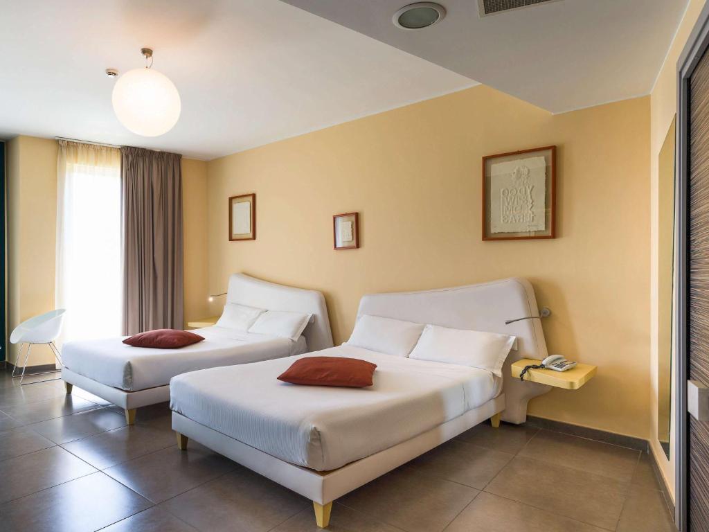 Postel nebo postele na pokoji v ubytování ibis Styles Catania Acireale