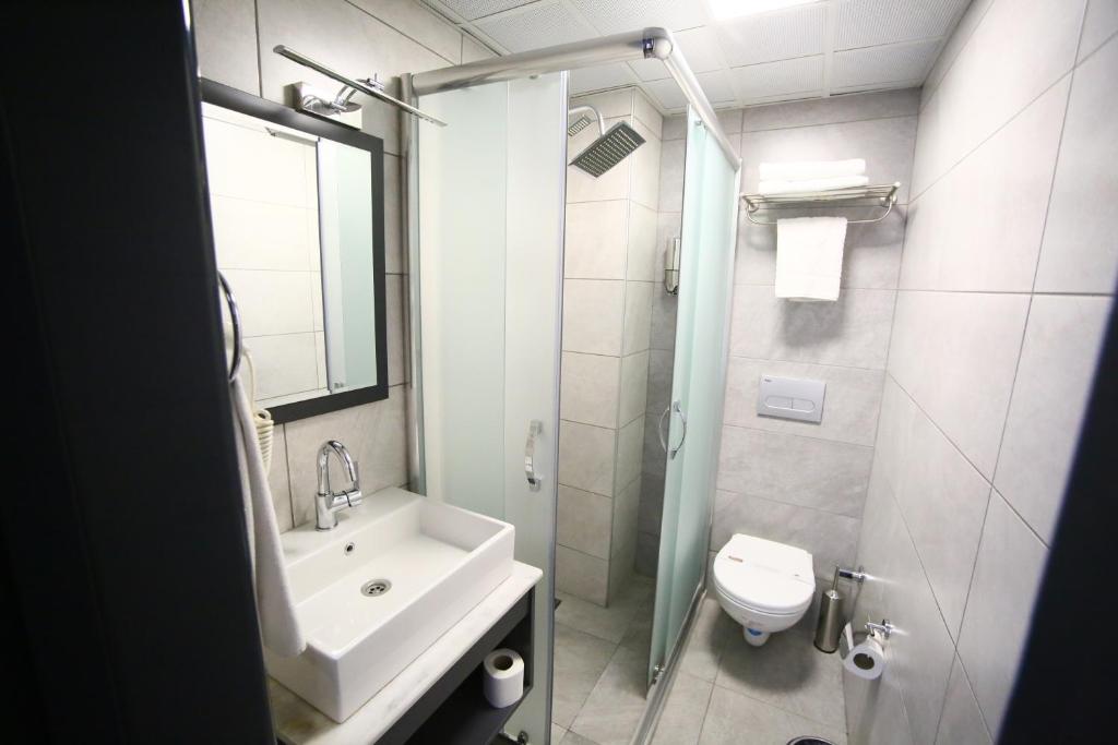Koupelna v ubytování BUKAVİYYE HOTEL
