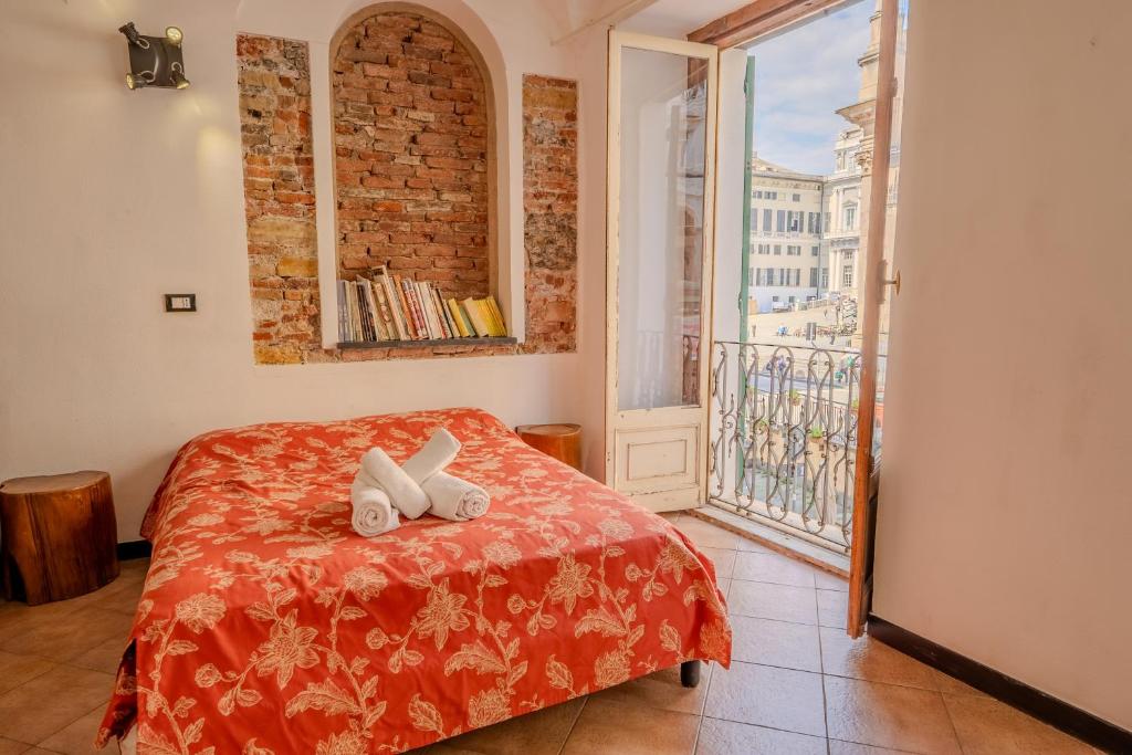 ein Schlafzimmer mit einem Bett mit weißen Schuhen darauf in der Unterkunft Lovingenoa - Ducale - Cast Iron in Genua