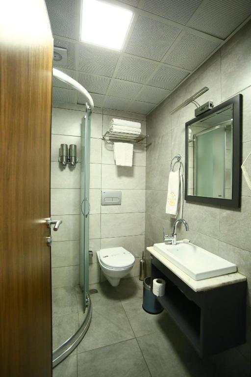 Koupelna v ubytování BUKAVİYYE HOTEL