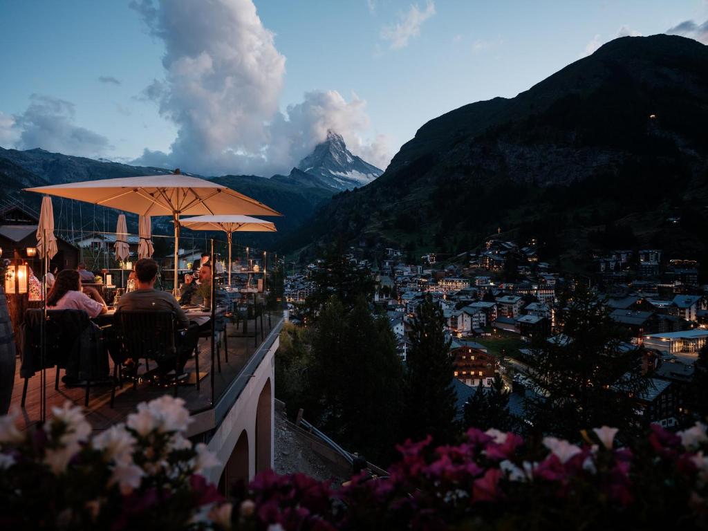 Nespecifikovaný výhled na hory nebo výhled na hory při pohledu z hotelu