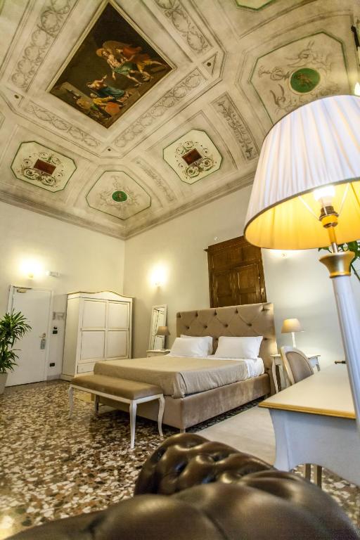 A seating area at Palazzo Galletti Abbiosi