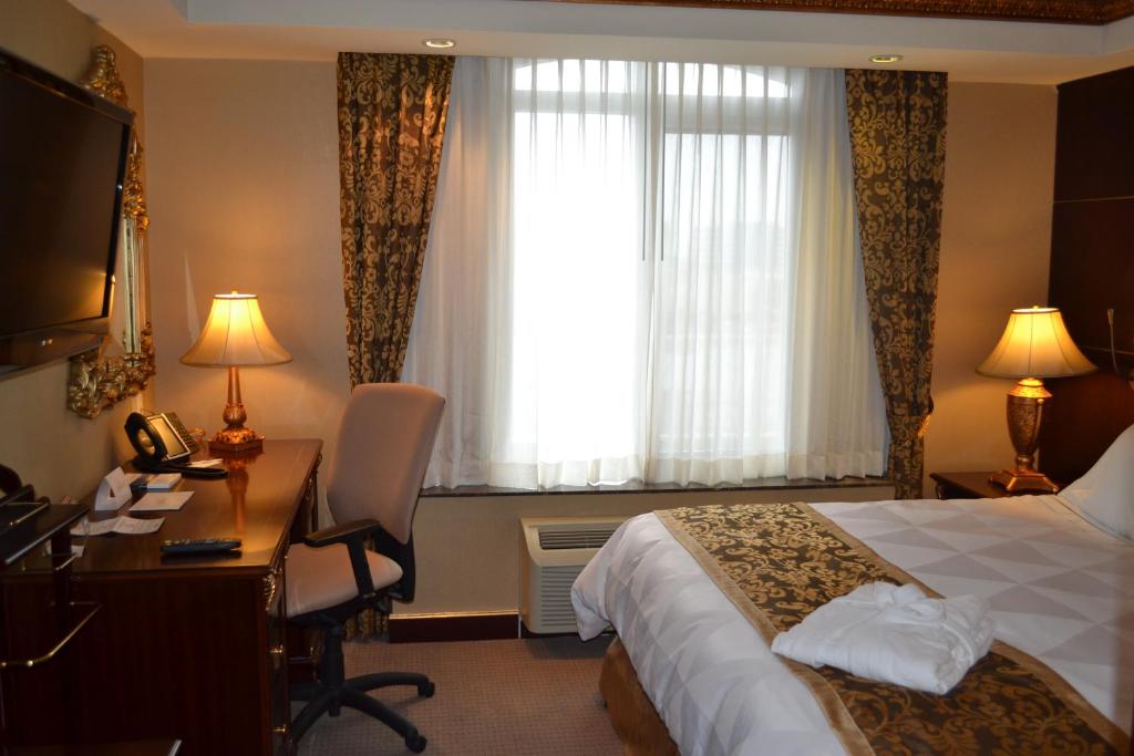 Postel nebo postele na pokoji v ubytování Radisson Hotel Toronto Airport West