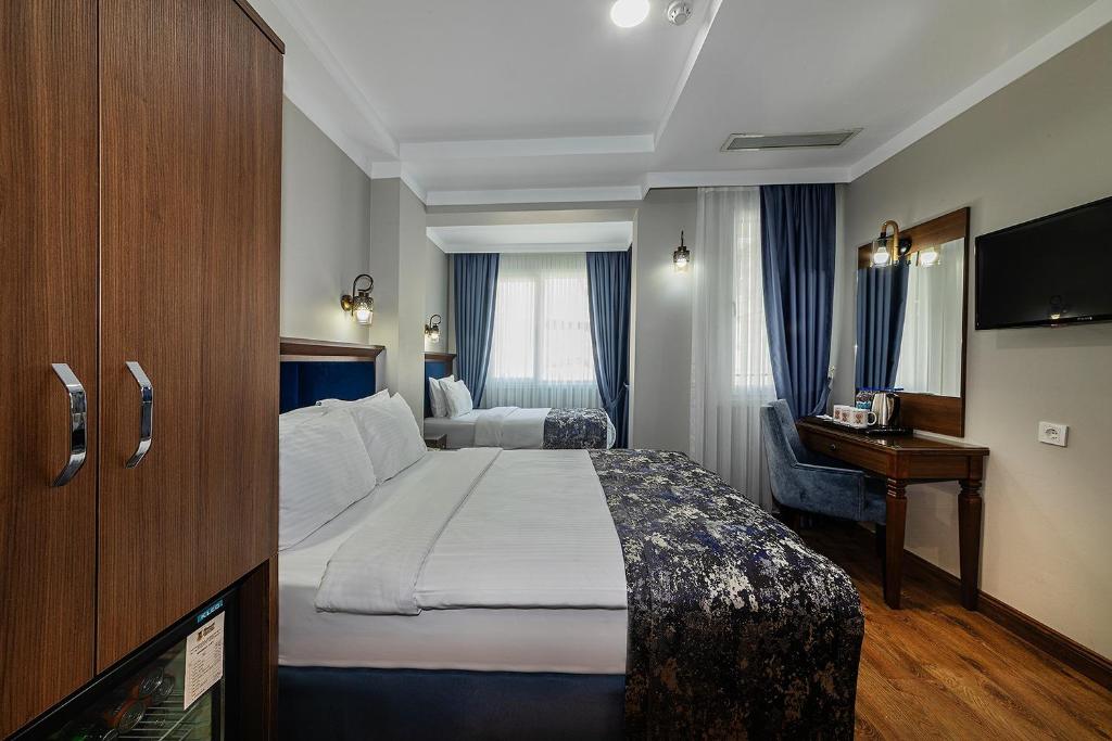 A bed or beds in a room at Aristocrat Hotel