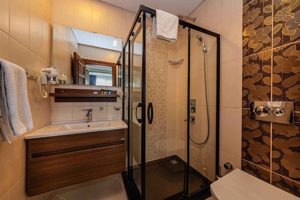 A bathroom at Aristocrat Hotel