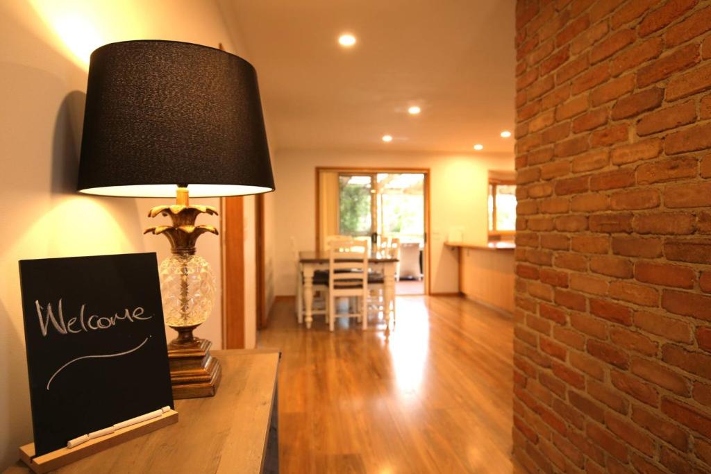 eine Lampe auf einem Tisch im Wohnzimmer in der Unterkunft Bridgecroft Bungalow in Richmond